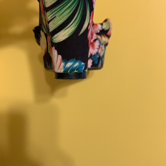 Chinese Laundry strappy wedge sandals - Picture 3 of 4